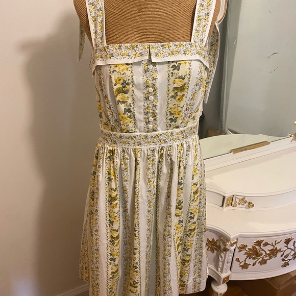 Gal Meets Glam Arina - Picture 4 of 7